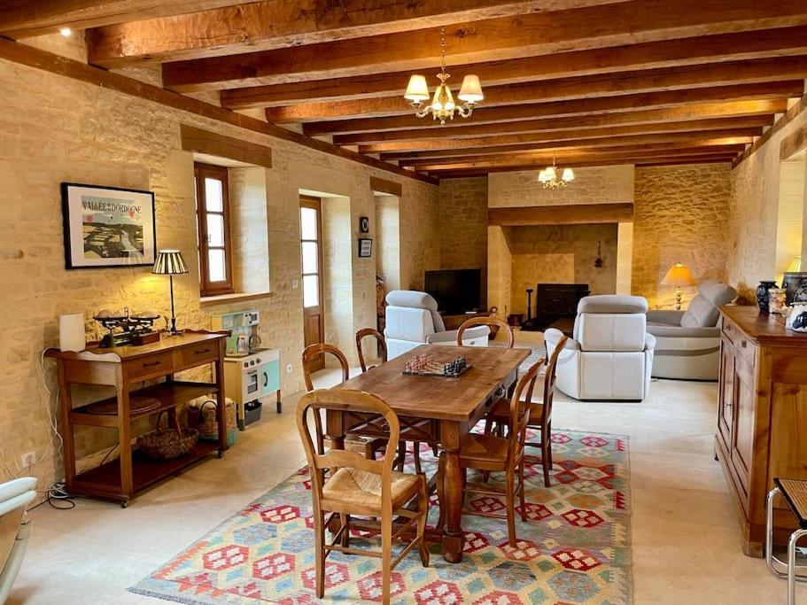 Charming 19Th Century Farmhouse With Pool Vitrac  Ngoại thất bức ảnh